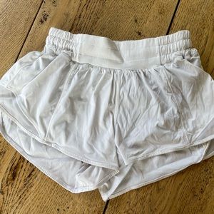 Lululemon Hotty hot 2.5 short, white size 4